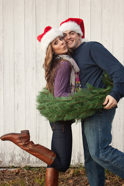 christmas-card-picture-ideas-couple-in-wreath2