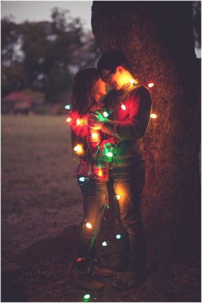 christmas-picture-Ideas-for-couples-with-lights